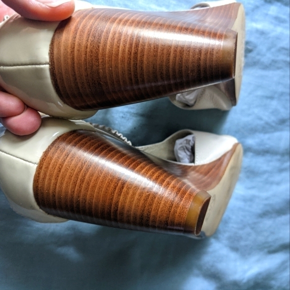 𝅺MICHAEL by Michael Kors Wedge Ivory Leather Sandal with Buckle and Zip Front 7 - Picture 4 of 9